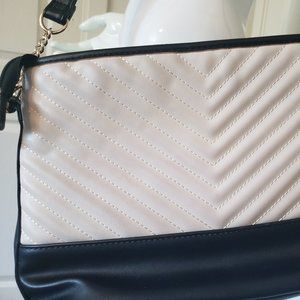 GENTLY USED HANDBAG CROSS BODY SMALL-MEDIUM SIZED